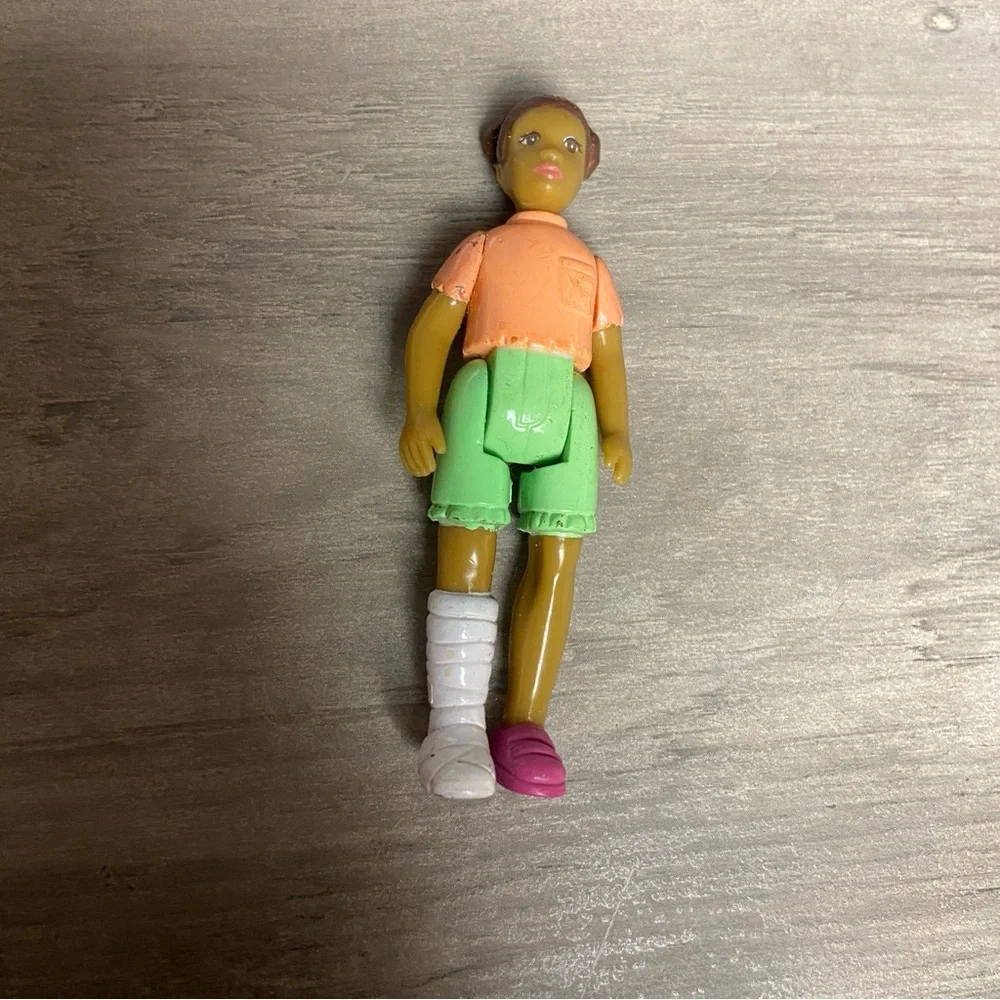 Fisher Price Sweet Streets Dollhouse African American Girl Broken Leg Cast Rare - Picture 1 of 7